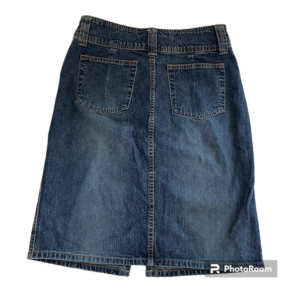 Adorable tyte midi denim skirt with a cute open slid at the front. - Picture 3 of 3